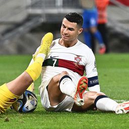 Videó: Cristiano Ronaldo úgy csúszott rá a szlovák kapus nyakára, mintha megyei bajnokin lett volna