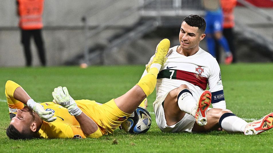 Videó: Cristiano Ronaldo úgy csúszott rá a szlovák kapus nyakára, mintha megyei bajnokin lett volna
