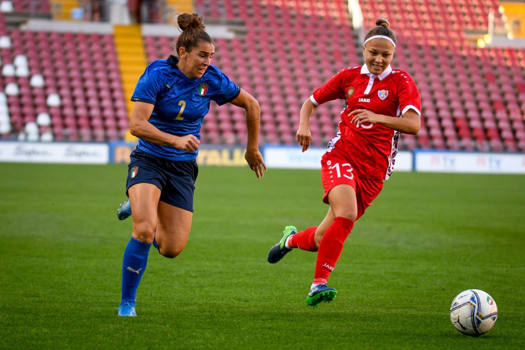 Violeta piros mezben az olaszok elleni 2021-es vb-selejtezőn (Fotó: GettyImages)