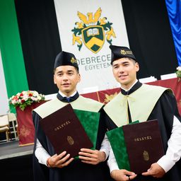 A Liu fivérek Debrecenben vették át a diplomájukat