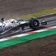 Életveszélyes jelenet Suzukában – traktorral találkozott a pályán Gasly