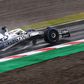 Életveszélyes jelenet Suzukában – traktorral találkozott a pályán Gasly
