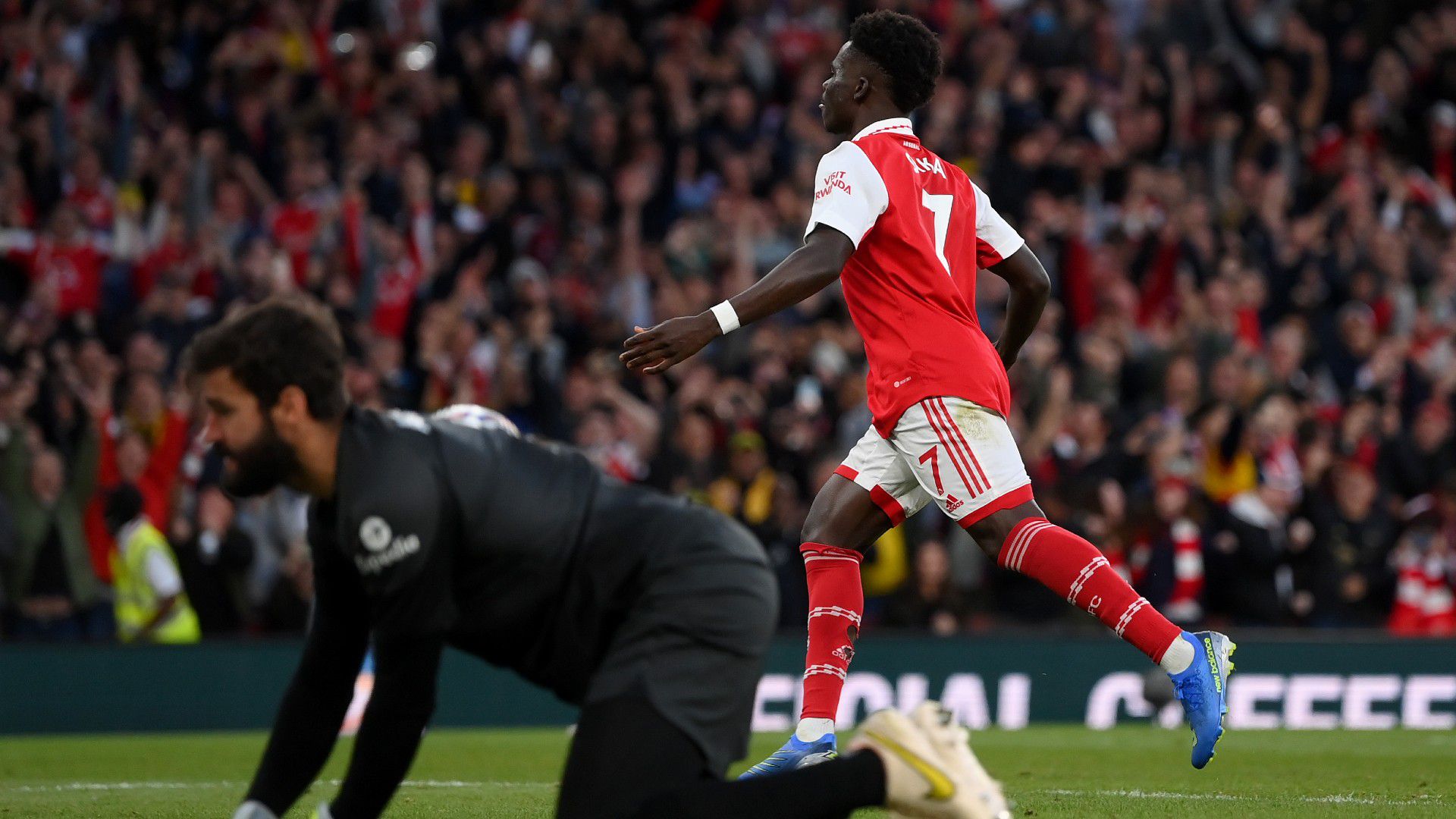 Bukayo Saka volt a Liverpool elleni rangadó hőse, az Arsenal támadója duplázott a rangadón, második góljával a tabella élére lőtte csapatát. Fotó: Getty