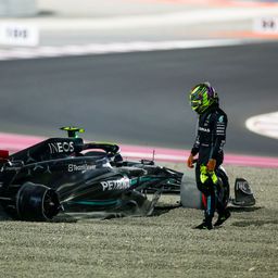 Hamilton bocsánatot kért és megölelte Russelt – videóval