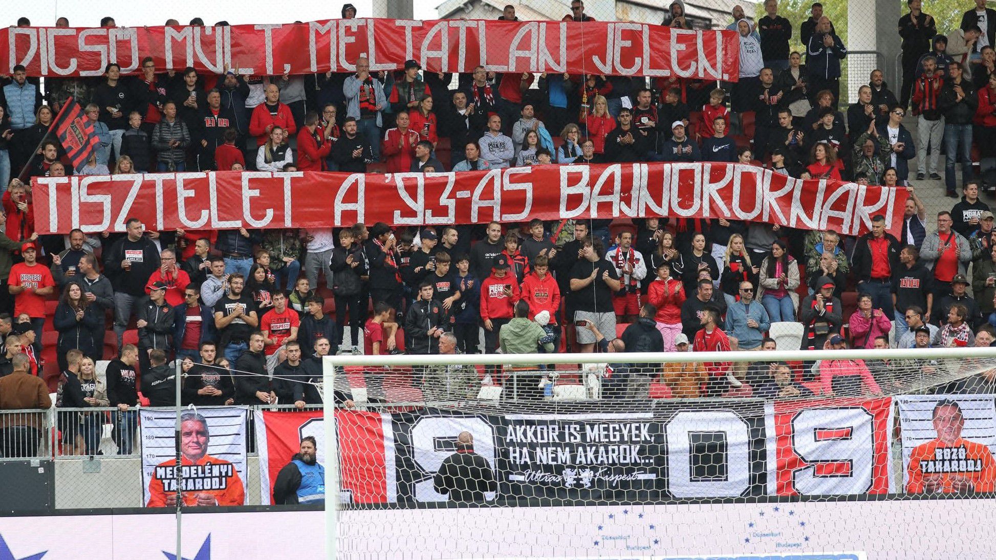 Piros alapra festett világos üzenet (Fotó: Kispest-Honvéd Football Club/Facebook)