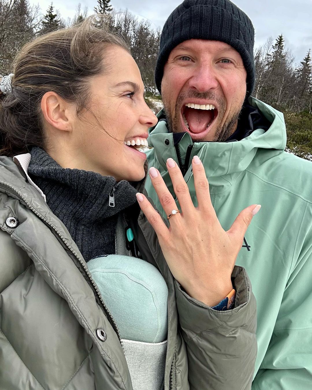 Amelia boldog, hogy megkérték a kezét, Aksel boldog, hogy igent kapott a kérdésére (Fotó: Instagram)