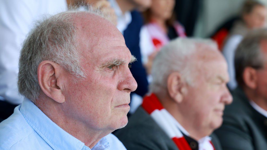 A Bayern tiszteletbeli elnöke nekiment a korábbi vezetőségnek