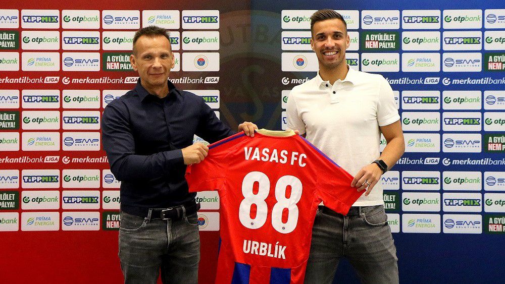 Urblík József (jobbra) három évvel hosszabbította meg a nyáron lejáró szerződését (Fotó: vasasfc.hu)