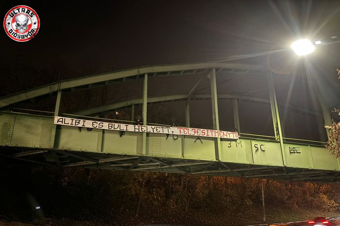 Több helyen is üzentek az ultrák (Fotó: www.facebook.com/ultrasdiosgyor)