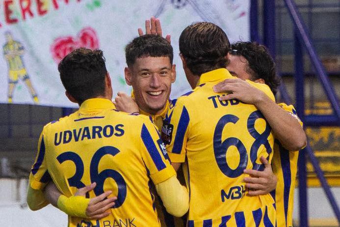 Redzic immár hetedik alkalommal fogadhatta a gratulációkat a társaktól (Fotó: www.facebook.com/fcdac)