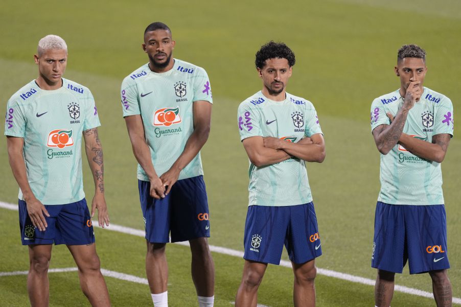 A brazil Richarlison, Bremer, Marquinhos és Raphinha (b-j) a csapat edzésén a dohai Grand Hamad Stadionban (Fotó: MTI/AP/Andre Penner)