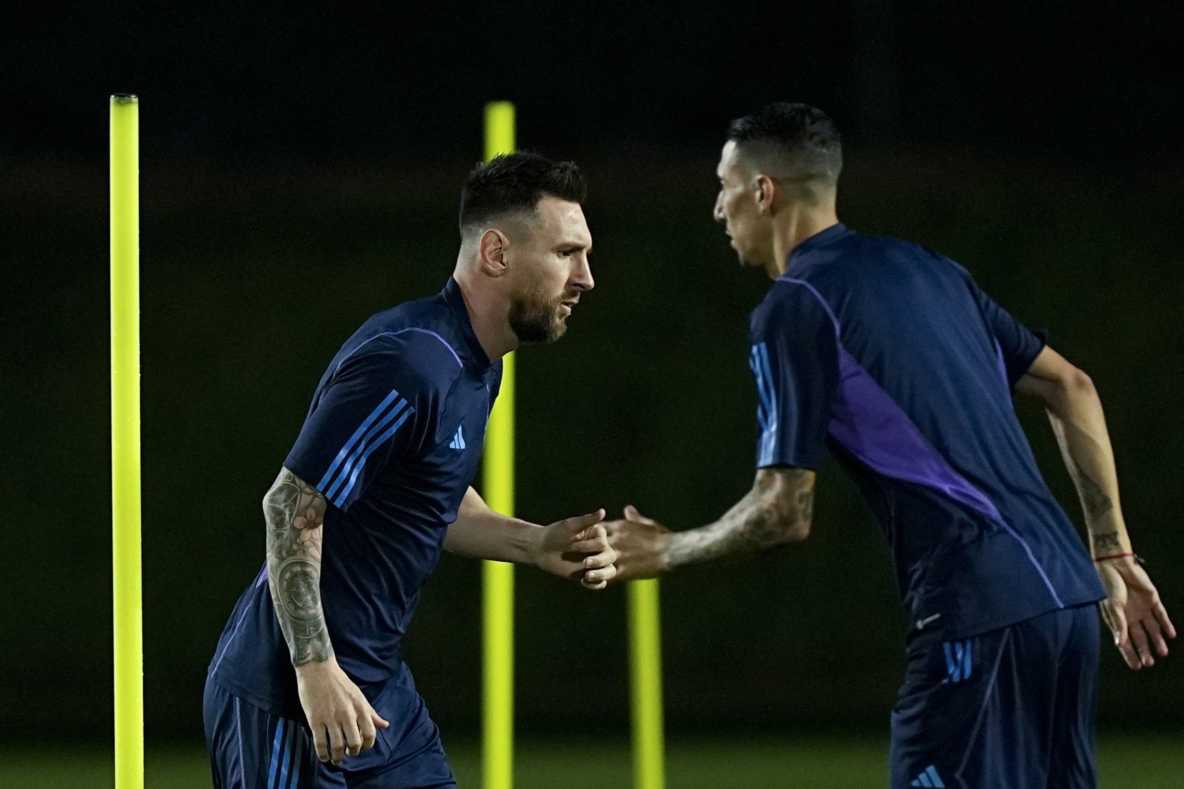 Lionel Messi (b) és Angel Di María az argentin válogatott dohai edzésén 2022 december 8-án. Argentína másnap Hollandia ellen játszik a katari labdarúgó-világbajnokság negyeddöntőjében (Fotó: MTI/AP/Jorge Saenz)