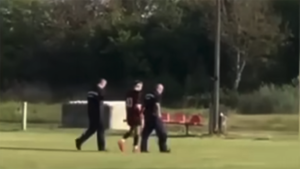 Videó: meccs közben vittek el a rendőrök egy magyar focistát!