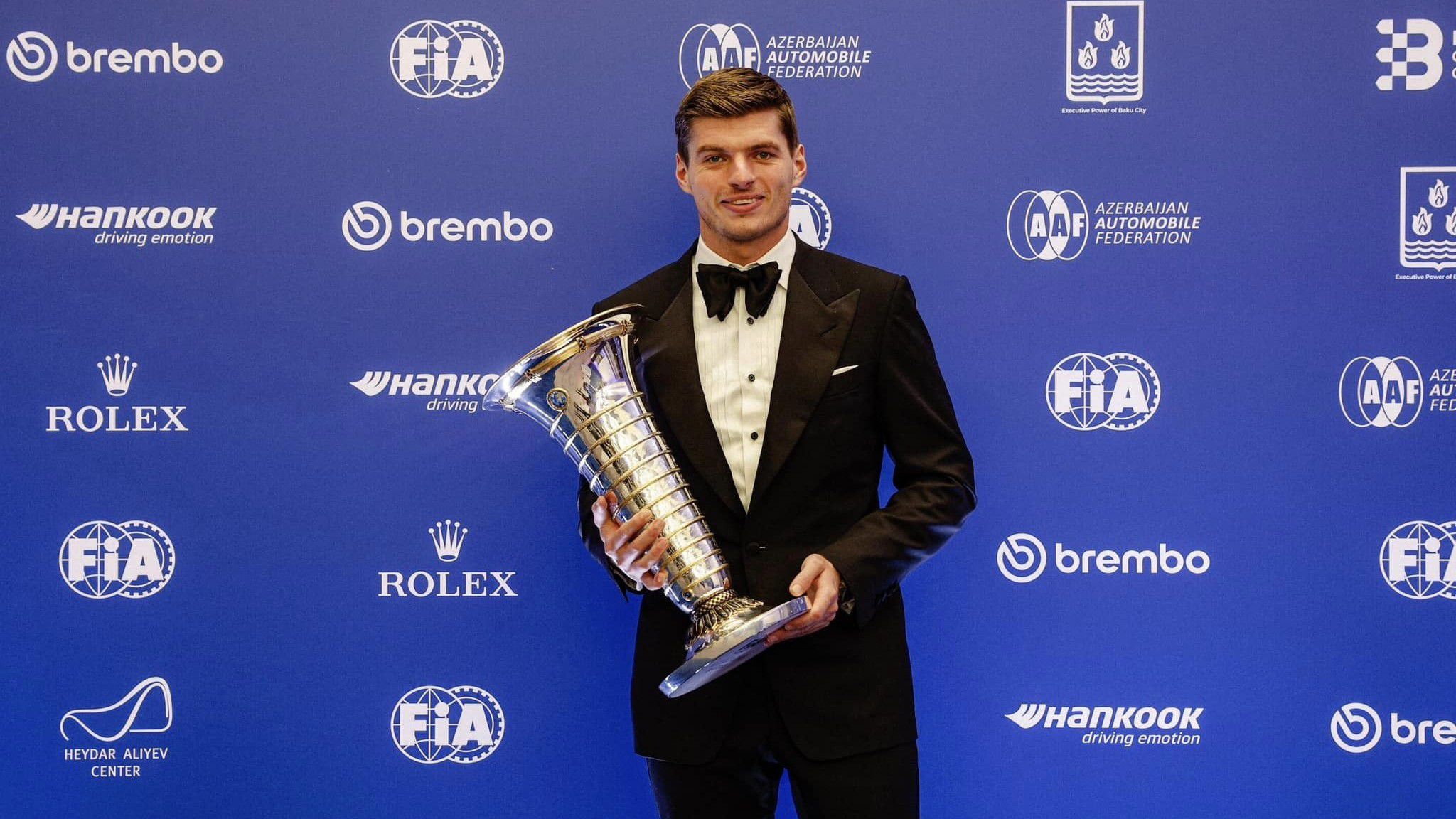 Átvette a világbajnoki trófeát 2023 legjobbja (Fotó: Max Verstappen/Facebook)