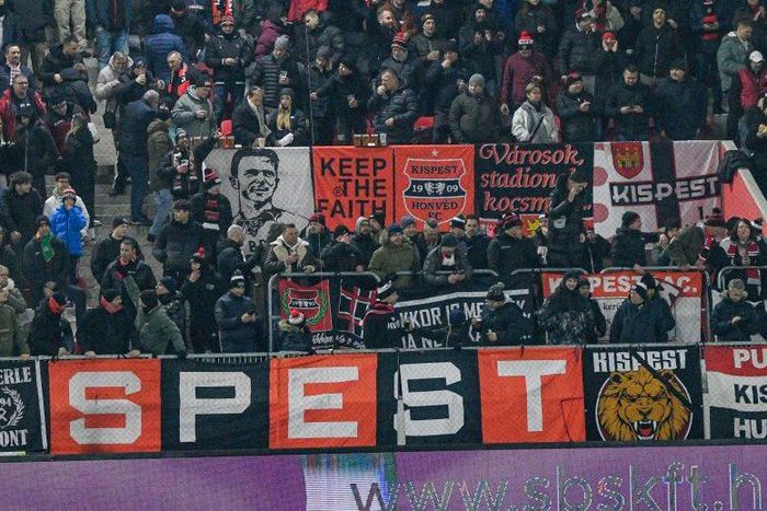 Kitesznek magukért a Honvéd-szurkolók (Fotó: honvedfc.hu)