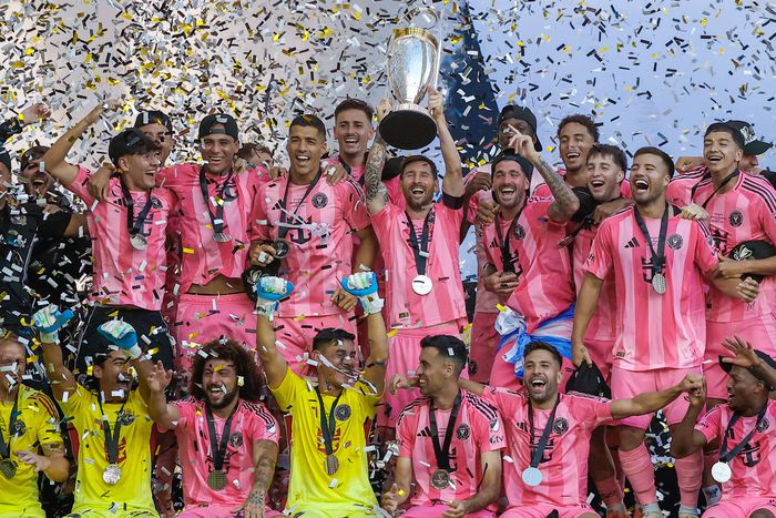 Lionel Messi emelhette magasba a trófeát