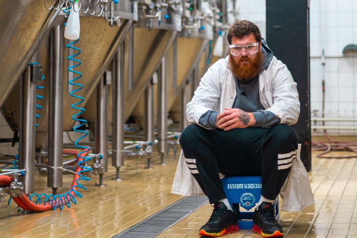 Ádám Martin minden percét élvezte a sörkészítésnek (Fotó: Rigó Fanni/Horizont Sörfőzde)