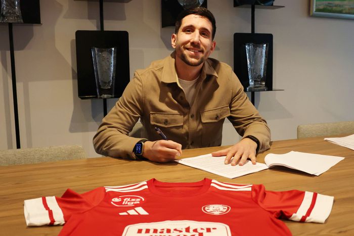 Nikola Radmanovac kedden írta alá szerződését (Fotó: kisvardafc.hu)