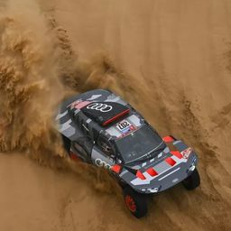 Sainz balesetet szenvedett a Dakar-ralin, kórházba kellett szállítani – videóval