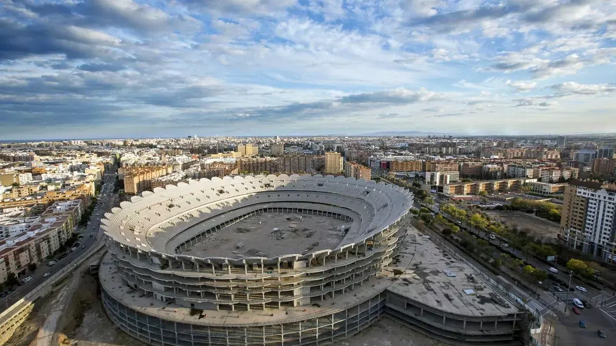 A félkész állapotban lévő Nou Mestalla, a háttérben Valencia látképével