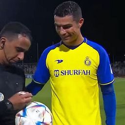 Amikor Cristiano Ronaldo kér aláírást a játékvezetőtől – videóval