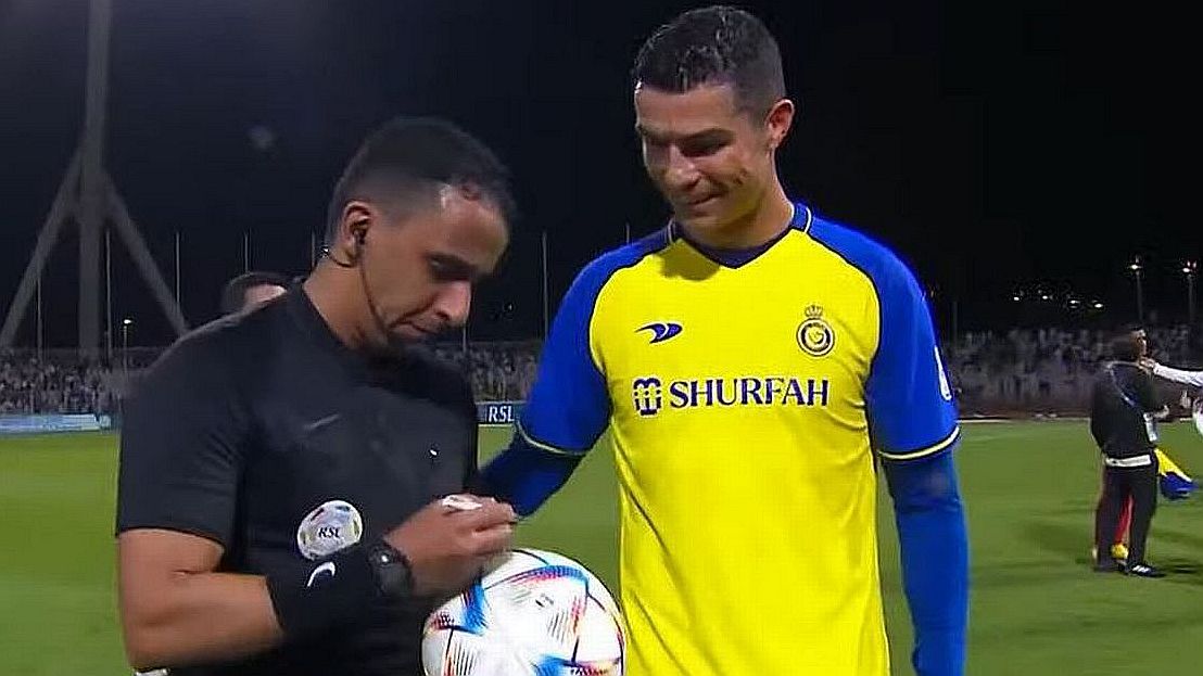 Amikor Cristiano Ronaldo kér aláírást a játékvezetőtől – videóval