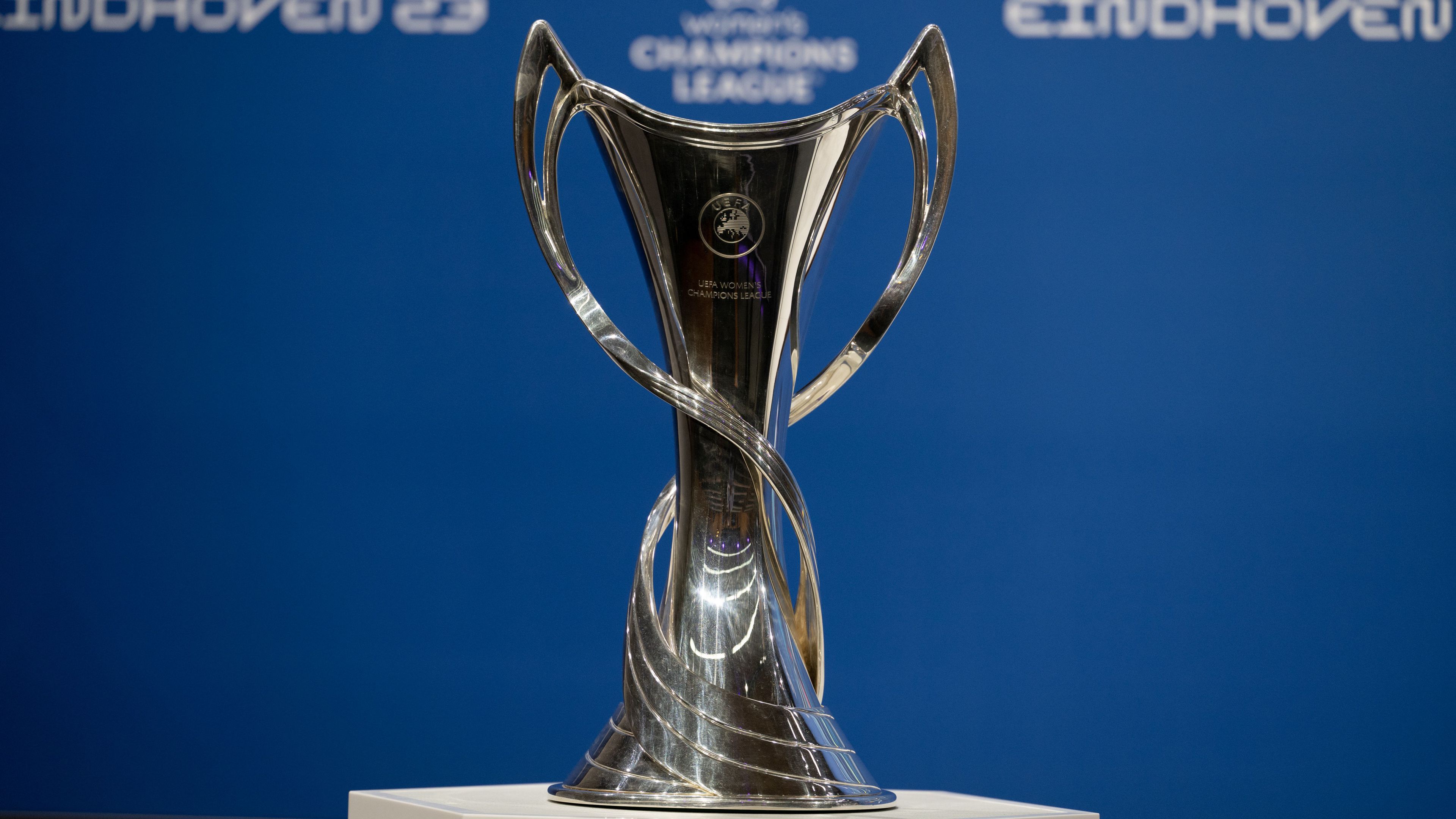 A győztes ezt a trófeát veheti majd át az eindhoveni döntő után (Fotó: Getty Images)