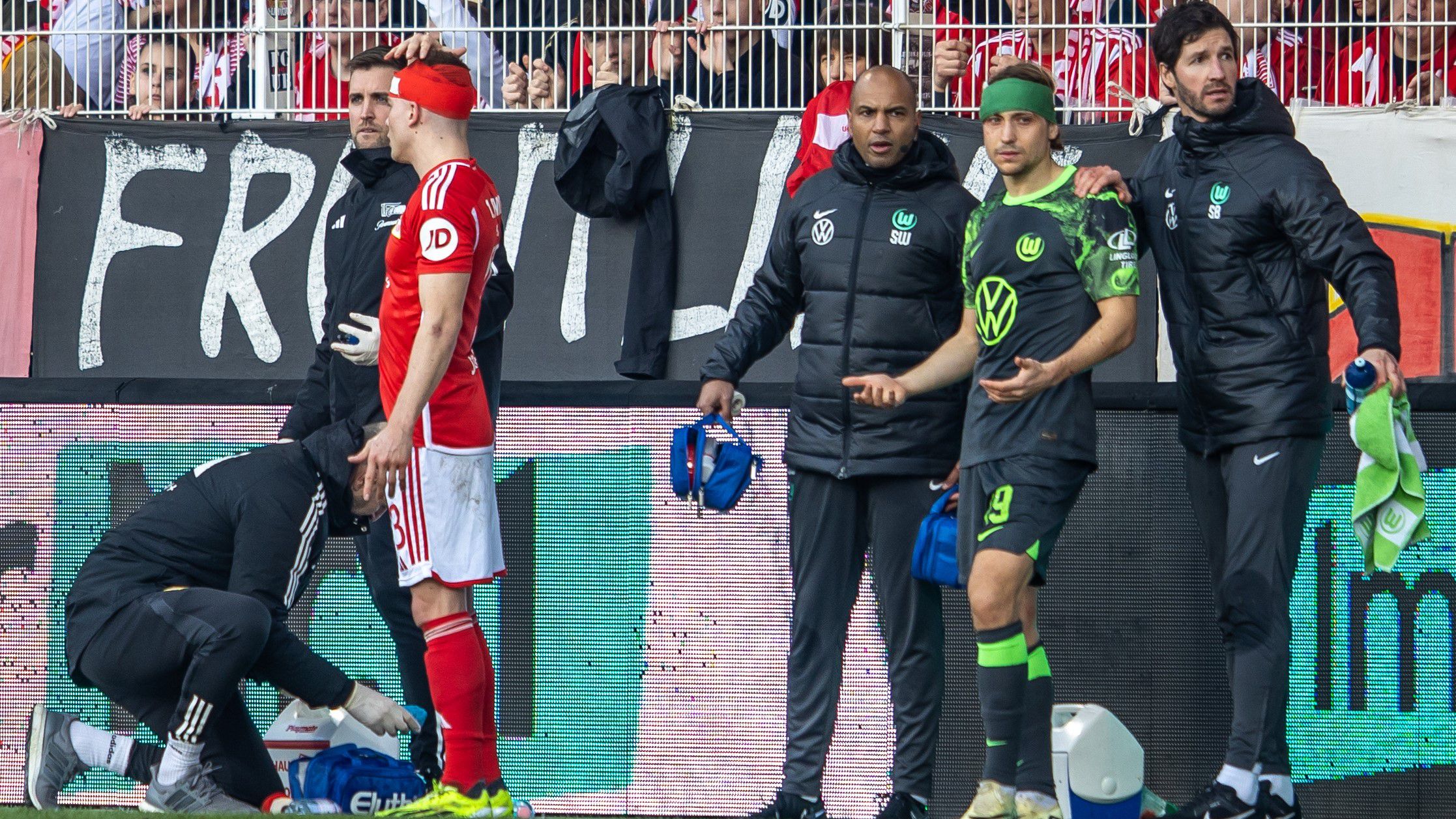 Schäfer András (balra), valamint a Wolfsburg játékosa, Lovro Majer az összefejelésük után egyaránt kötéssel a fejükön folytatták a játékot a szombat délutáni bajnokin