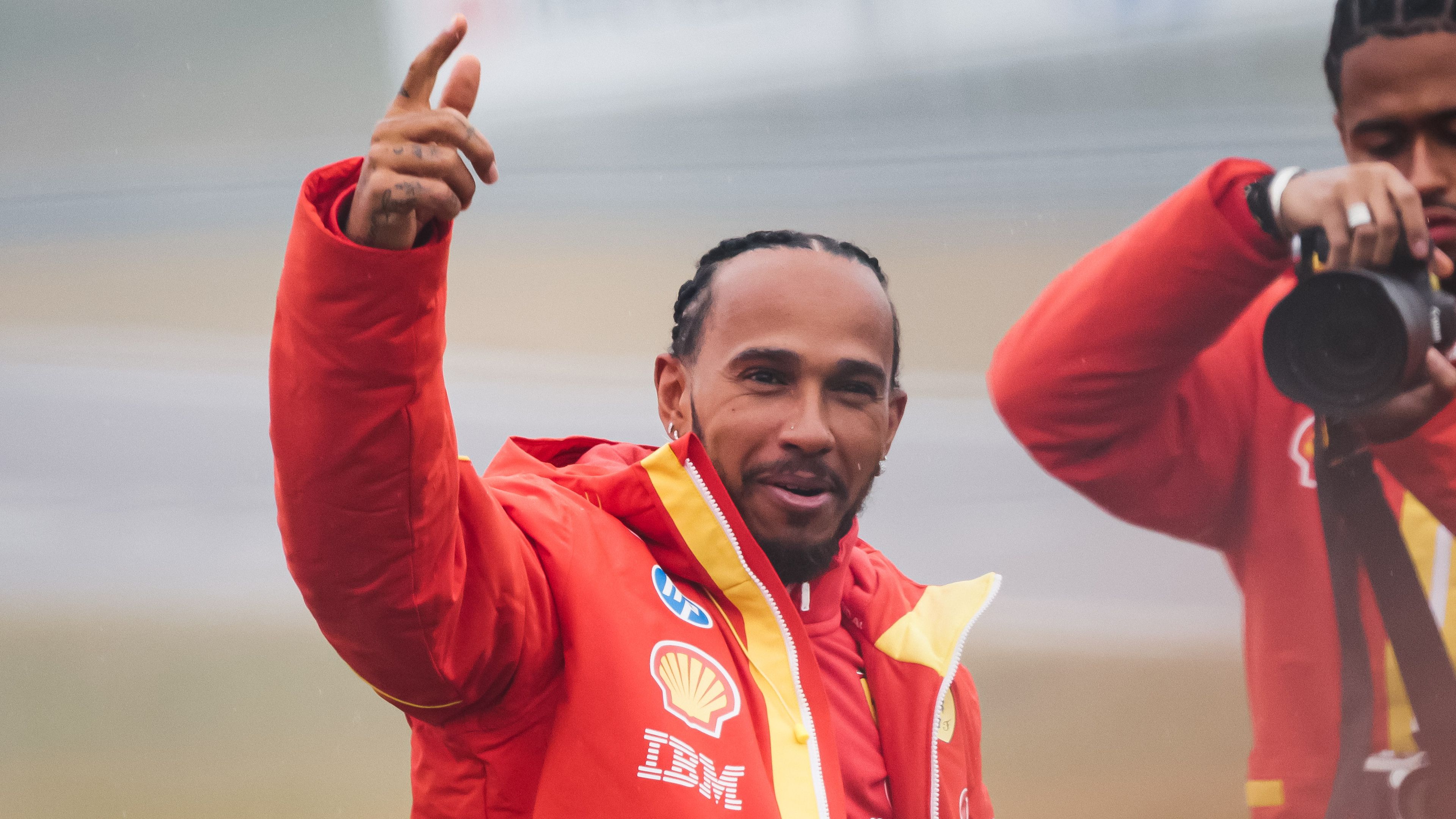 Motorbőgés és taps – beizzították Lewis Hamilton 2025-ös versenyautóját