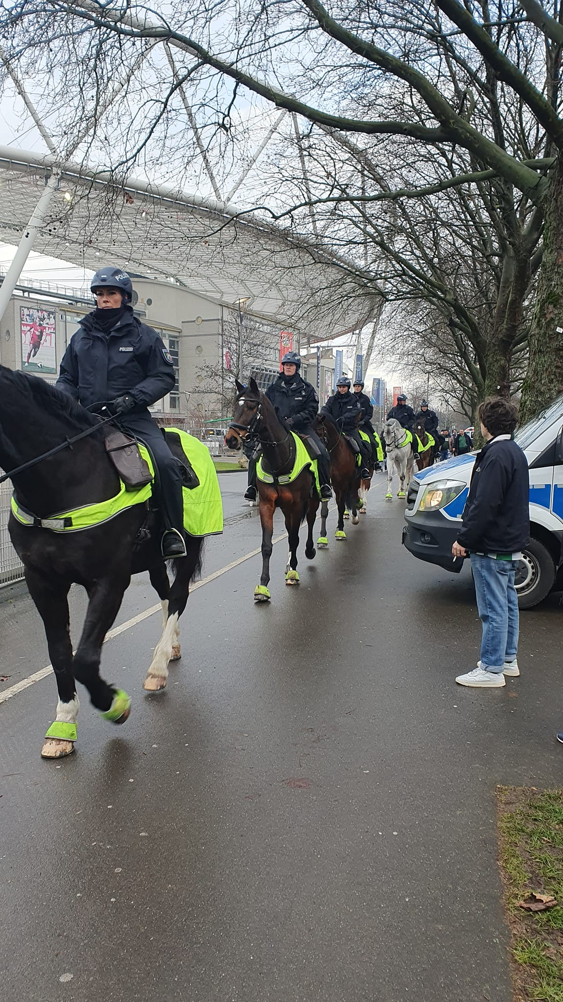 Leverkusenben már nem volt semmiféle balhé, lovas rendőrök is felügyelték a rendet