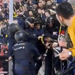 Brutális rendőri támadás érte a török klub szurkolóit – videókkal