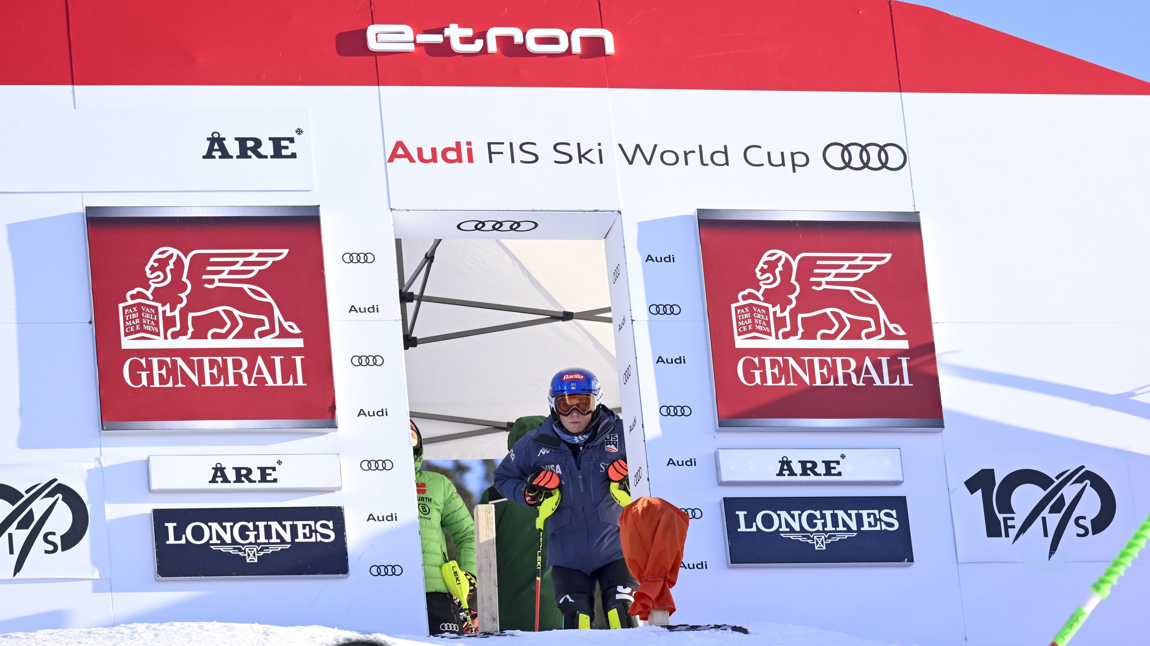 Mikaela Shiffrin még kabátban ugyan, de ott, ahonnan másfél hónapja hiányzott: egy verseny indító kapujában (Fotó: Getty Images)