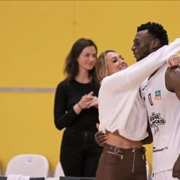 Kosaras mellett úszik a boldogságban a gyönyörű magyar úszónő