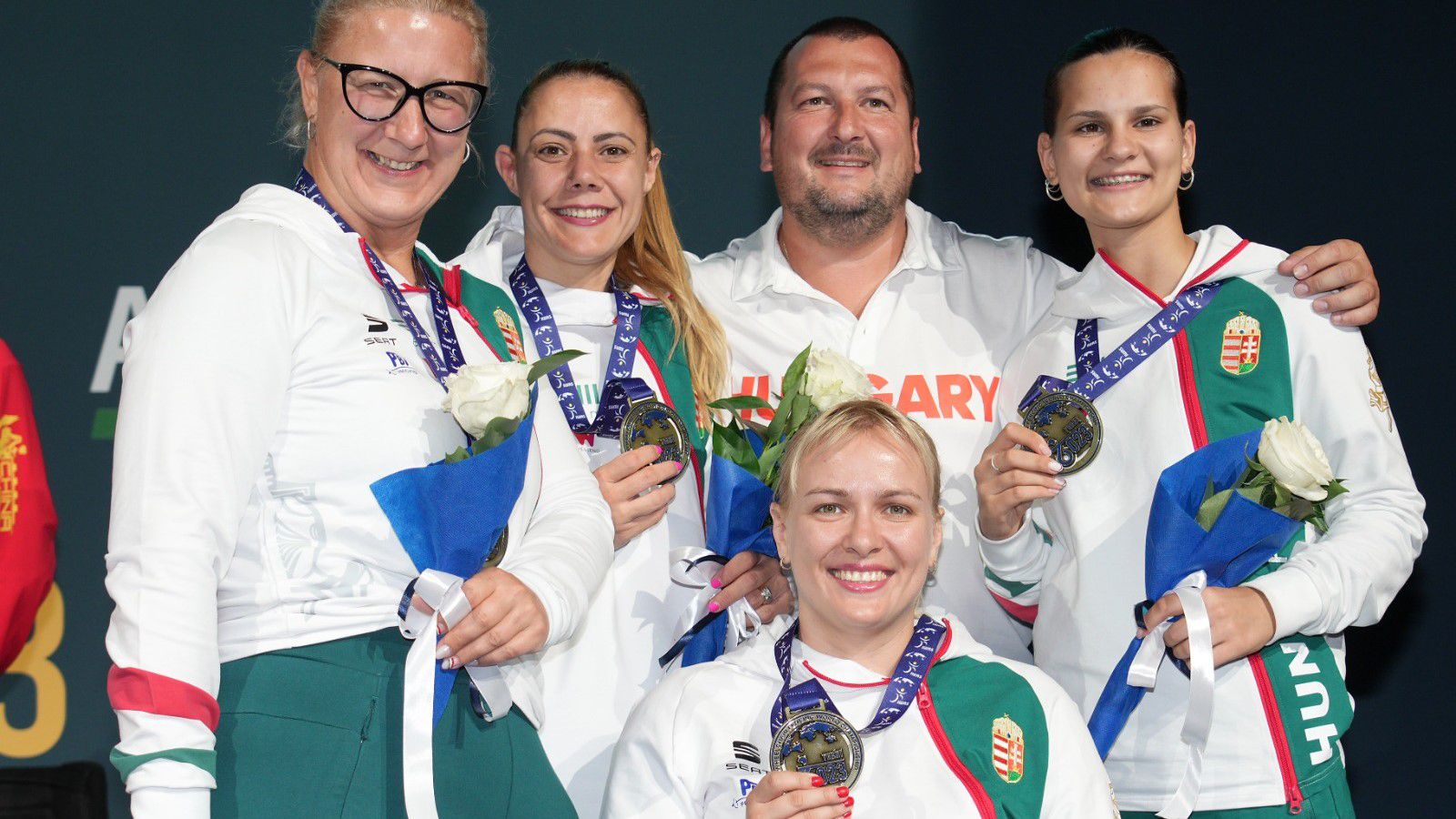 Az aranyérmes magyar hölgyek, és edzőjük, Feczer Viktor (Fotó: World Abilitysport)