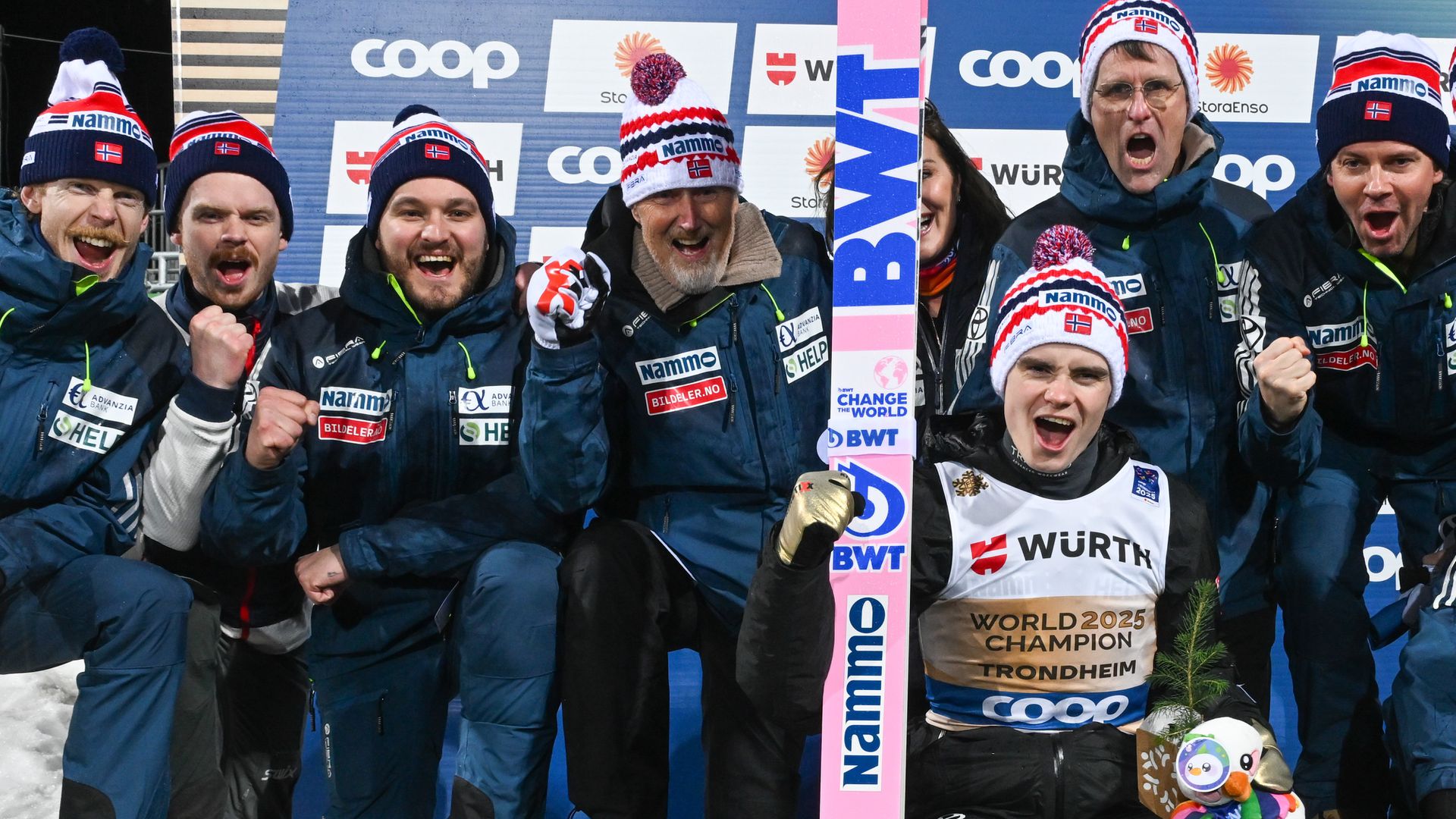 A csalást beismerő sportigazgató a hátsó sor közepén az őszszakállas férfi (Fotó: Getty Images)