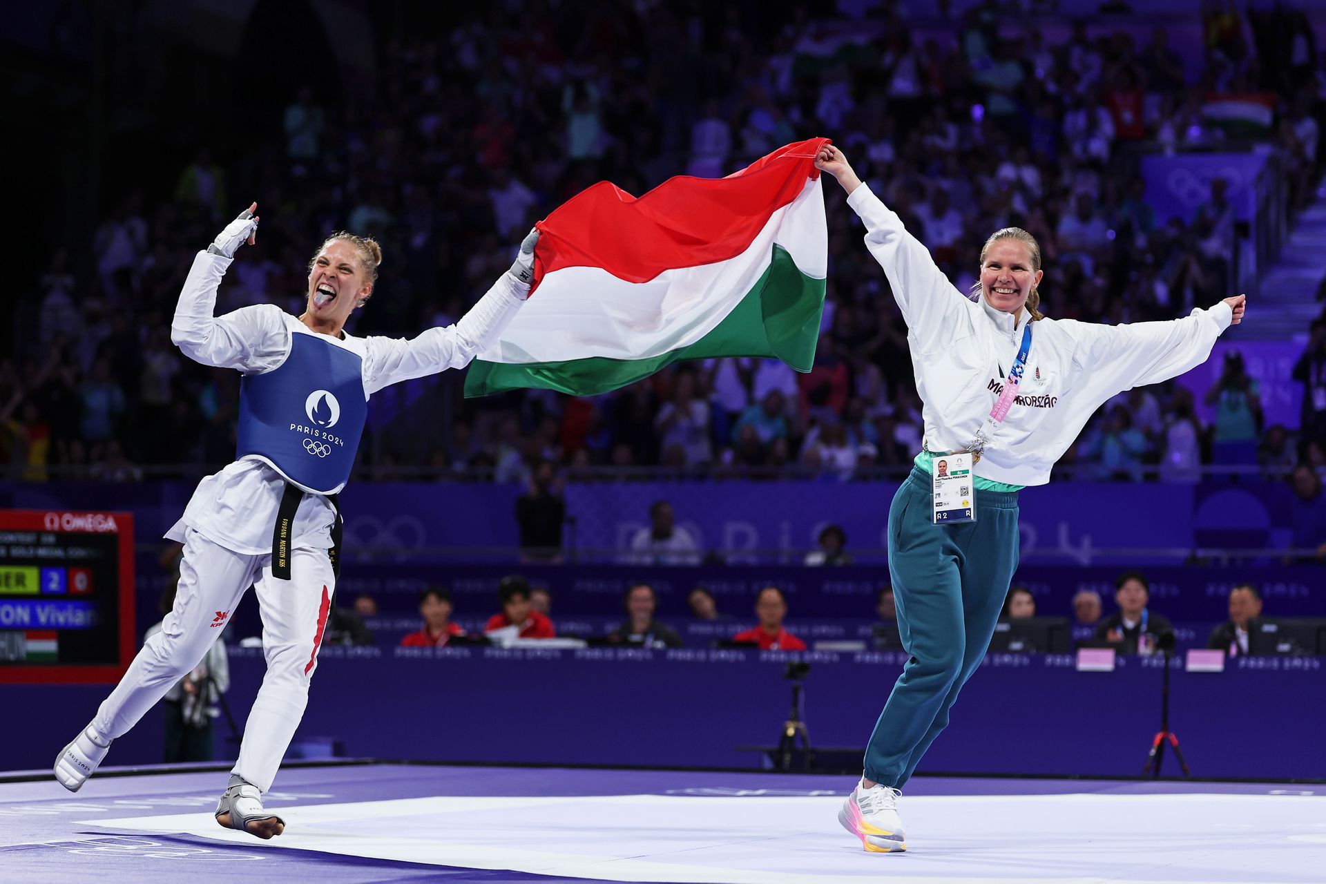 Vivána és a finn edző emlékezetes örömtánca a párizsi győzelem után. A lányok úgy gondolják, ennek az aranynak is a fele Luanát illeti... (Fotó: Getty Images)