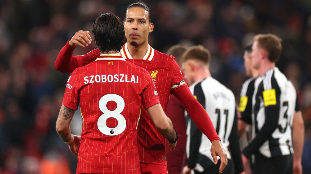 Jár az ölelés a csapatkapitánytól: Virgil van Dijk is sokra értékeli magyar csapattársa teljesítményét (Fotó: Getty Images)