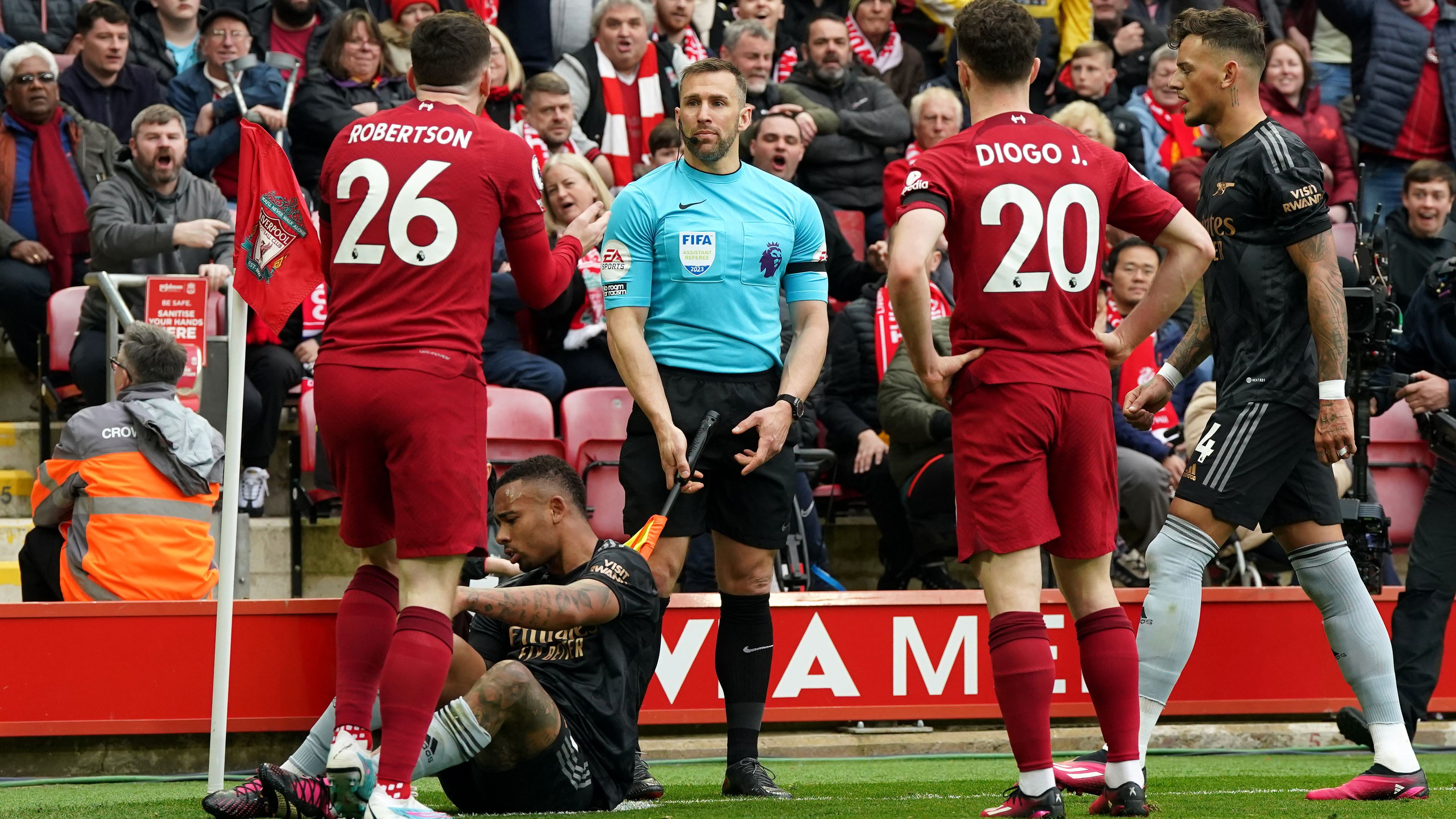 Itt még csak nem volt fizikai kontaktus a partjelző és a Liverpool játékosa között (Fotó: Getty Images)