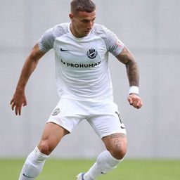 Ijesztő sérülés, a mentő vitte el az MTK csatárát