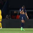 A Barcelona játékosai a győztes gólt szerző Andreas Christensent ünneplik, miközben Kylian Mbappé a fejét fogja