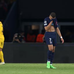A Barcelona játékosai a győztes gólt szerző Andreas Christensent ünneplik, miközben Kylian Mbappé a fejét fogja