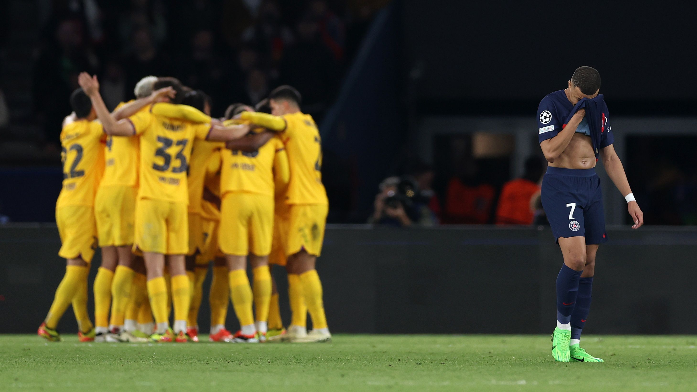 A Barcelona játékosai a győztes gólt szerző Andreas Christensent ünneplik, miközben Kylian Mbappé a fejét fogja