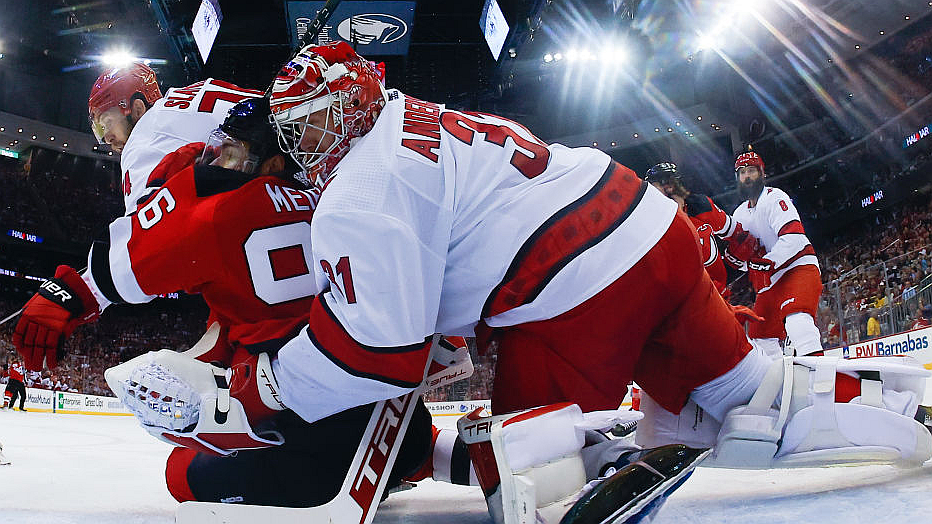 A Hurricanes már csak egy győzelemre van a főcsoportdöntőtől