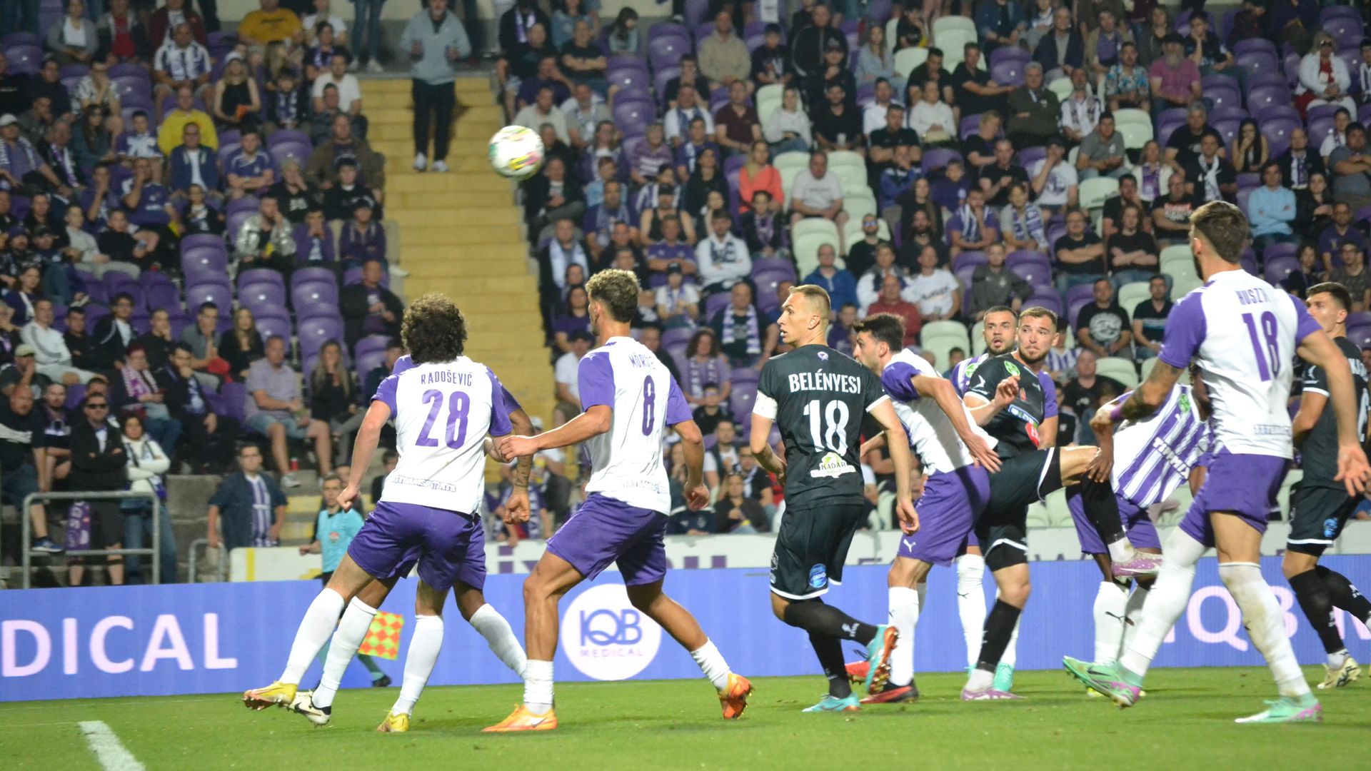 Az Újpest gyakran védekezésre kényszerült, de ezen a mérkőzésen a Kecskemét könnyedén eljutott a hazaiak kapujáig. (Fotó: Juhász Sára)