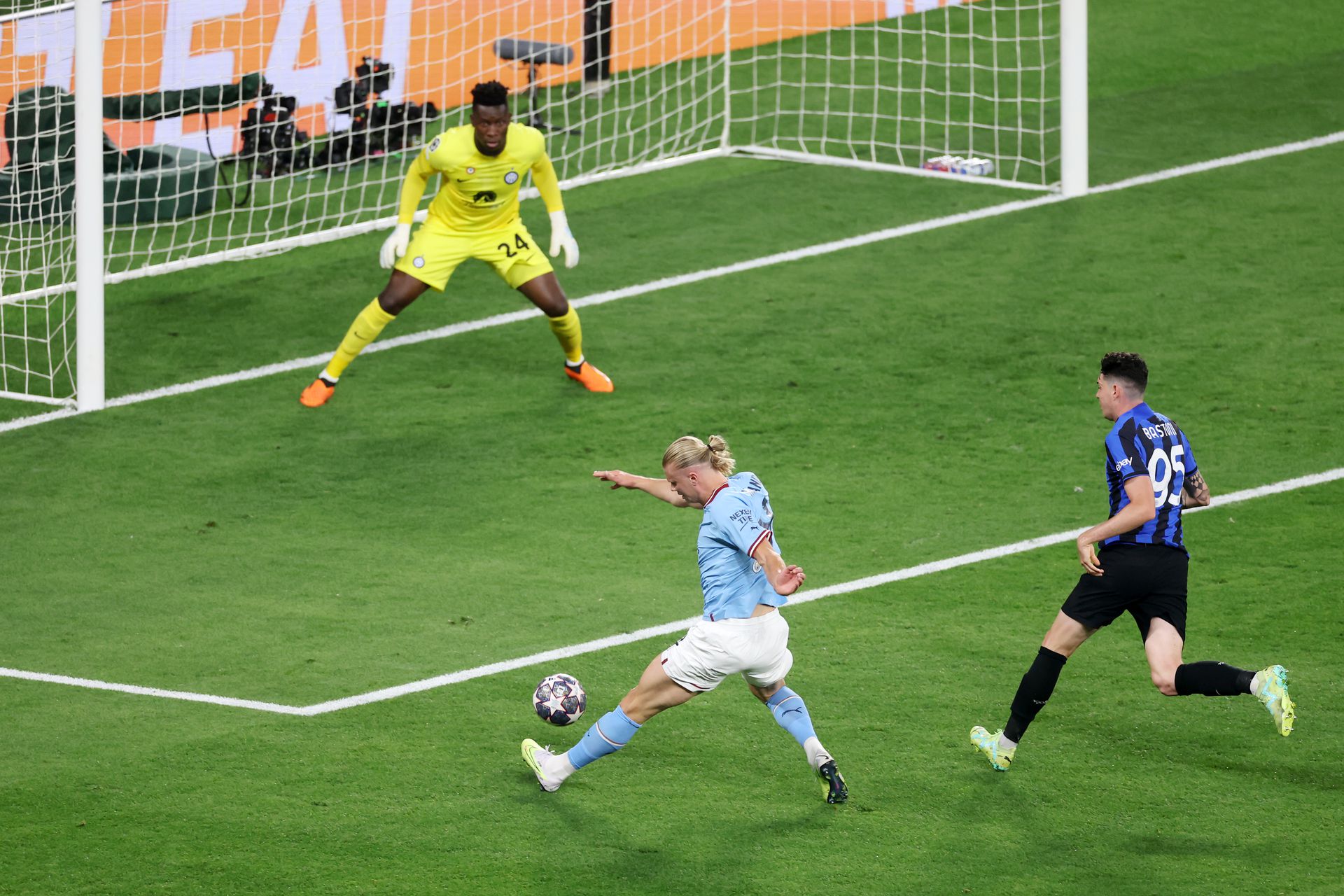 A Manchester City Haaland helyzeténél megszerezhette volna a vezetést, ám Onana védte a norvég támadó lövését. Fotó: Getty Images