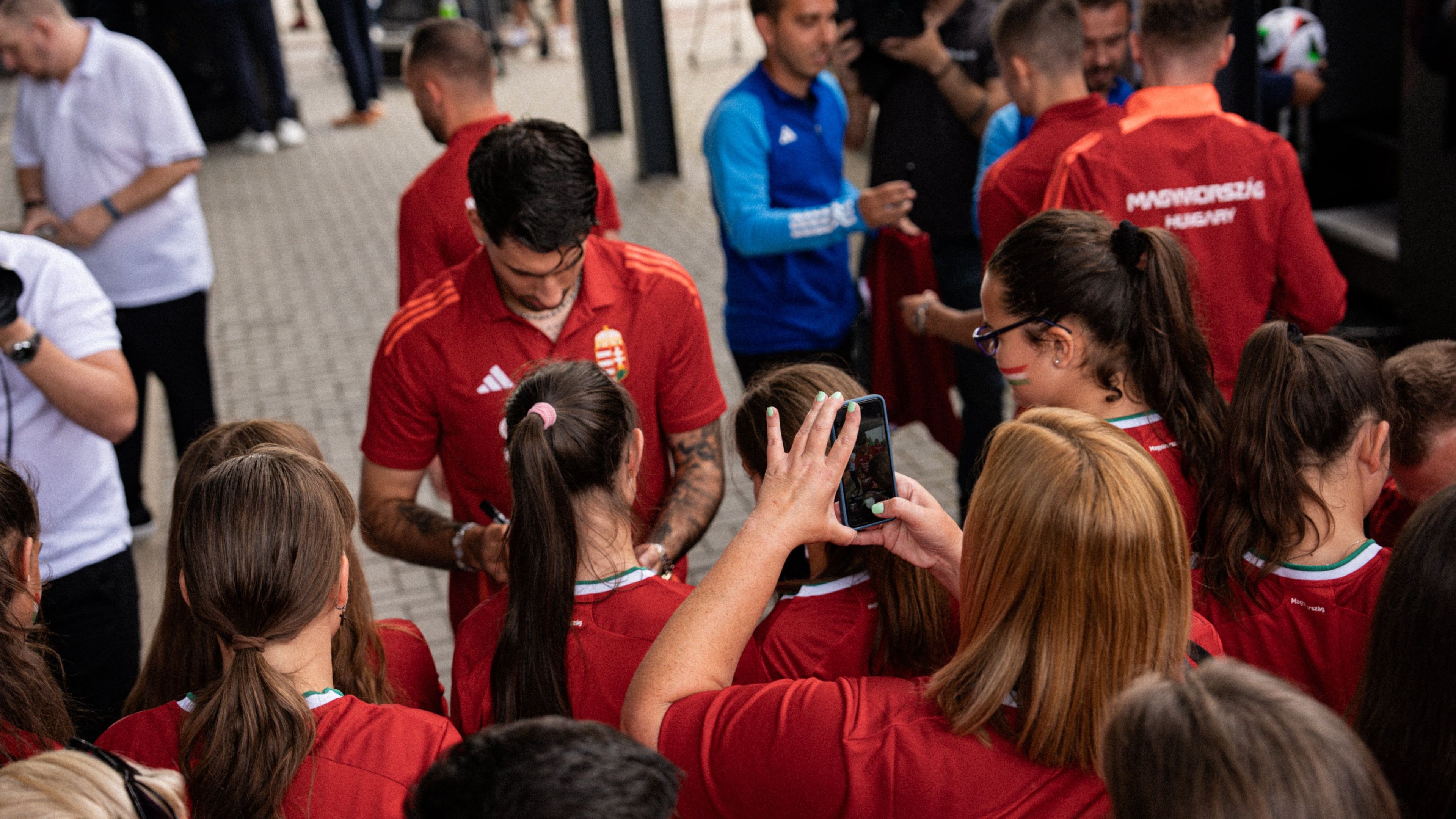 Bozsikos gyerekek búcsúztatták az Európa-bajnokságra utazó válogatott tagjait Telkiben (Fotó: MLSZ)