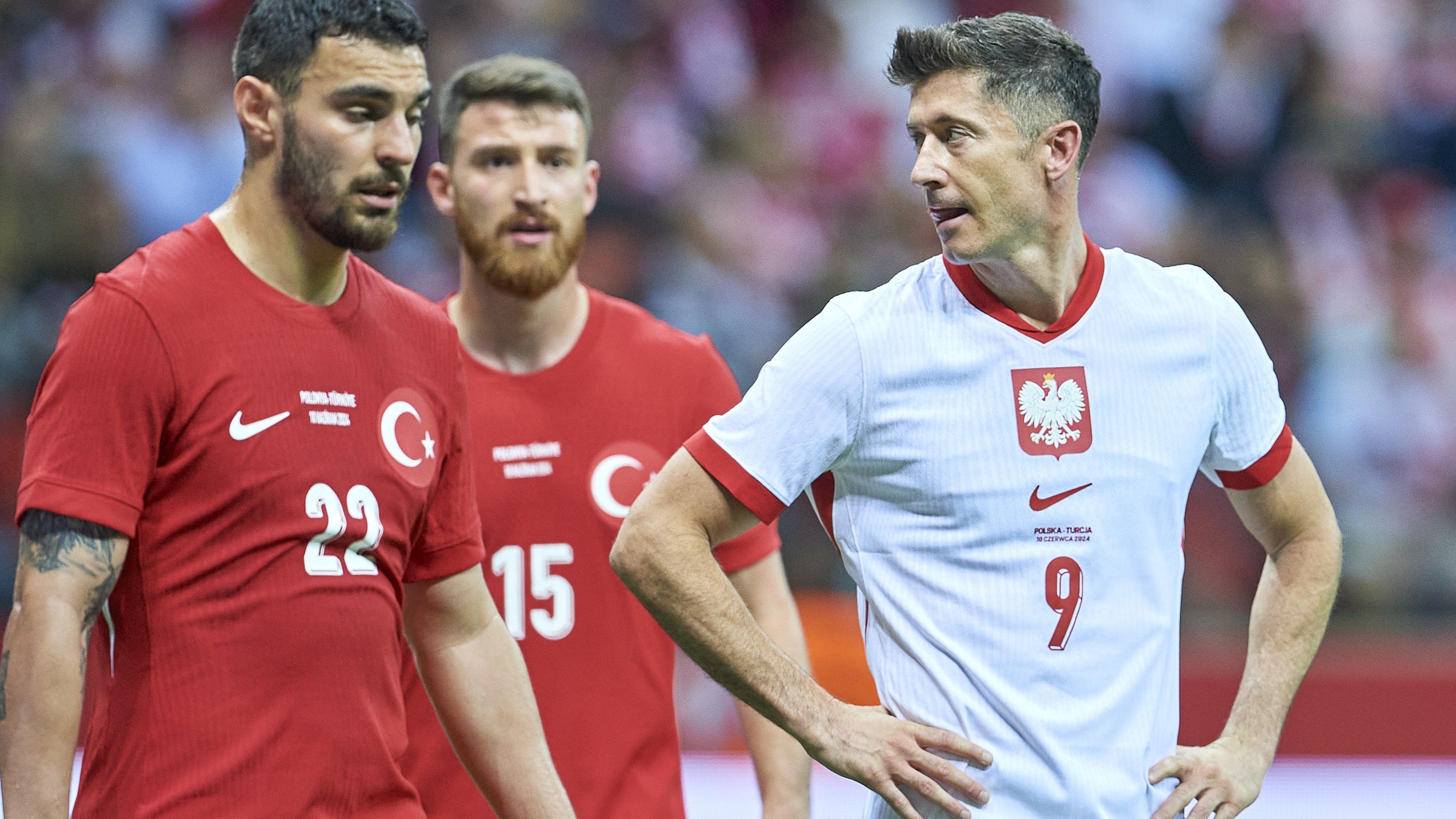 Robert Lewandowski (fehérben) fél óra játék után cserét kért a törökök ellen