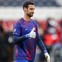 Megtaposta a ló, fél centin múlt az élete – így kerülte el a halált a PSG kapusa