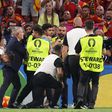 Biztonsági őr rúgta le a spanyolok sztárjátékosát, aki meg is sérülhetett