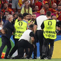 Biztonsági őr rúgta le a spanyolok sztárjátékosát, aki meg is sérülhetett